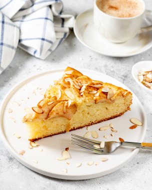 Elmalı pasta. Geleneksel Norveç elmalı turtası. Elmalı tarçınlı ve badem yapraklı turta. İskandinav mutfağı