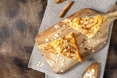 Elmalı pasta. Geleneksel Norveç elmalı turtası. Elmalı tarçınlı ve badem yapraklı turta. İskandinav mutfağı