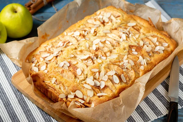 Elmalı pasta. Geleneksel Norveç elmalı turtası. Elmalı tarçınlı ve badem yapraklı turta. İskandinav mutfağı