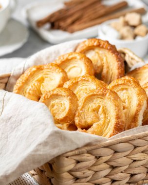 Hafif bir arka planda sepetteki şekerli çörekler. Tatlı ev yapımı kekler.