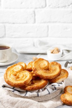 Hafif arka planda seramik tabakta şekerli çörekler. Tatlı ev yapımı kekler.