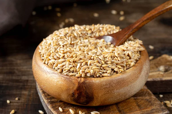 Gespeld Tarwe Een Houten Kom Een Bruine Houten Tafel Spelt — Stockfoto