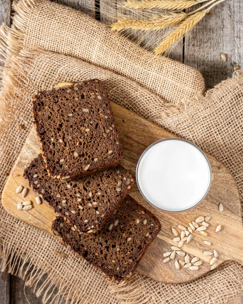 Pane Segale Con Semi Girasole Una Tavola Portata Pezzi Pane — Foto Stock