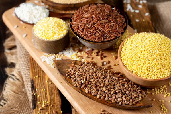Witte Rode Rijst Boekweit Amaranth Zaden Maïsgort Quinoa Gierst Kommen — Stockfoto