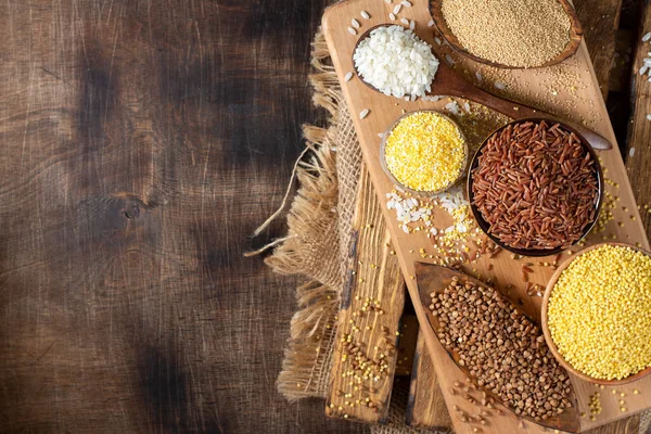 Witte Rode Rijst Boekweit Amaranth Zaden Maïsgort Quinoa Gierst Kommen — Stockfoto