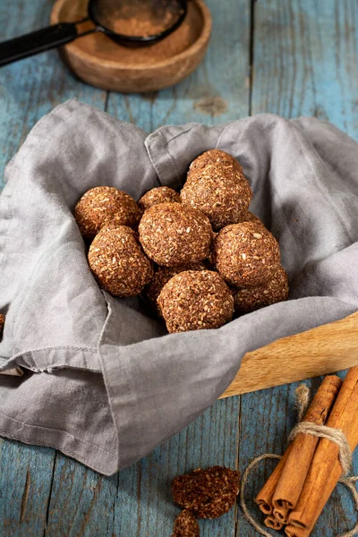 Çikolatalı hindistan cevizi. Hindistan cevizli çikolata topları. Çikolata ya da hindistan cevizi, tarçın ve pudra şekerli kurabiyeler