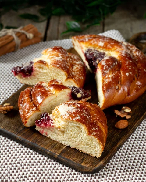 Brötchen Mit Marmelade Auf Einem Holztisch Kuchen Mit Kirschmarmelade Und — Stockfoto