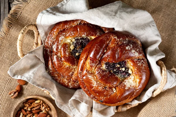 Brötchen Mit Marmelade Auf Einem Holztisch Kuchen Mit Kirschmarmelade Und — Stockfoto