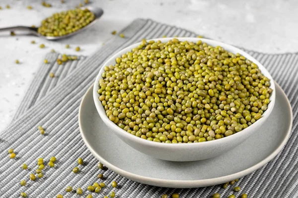 マング 薄い灰色のキッチンテーブルの上にセラミックボウルに緑の豆をマング 健康的な食事のためのマメ科植物 — ストック写真