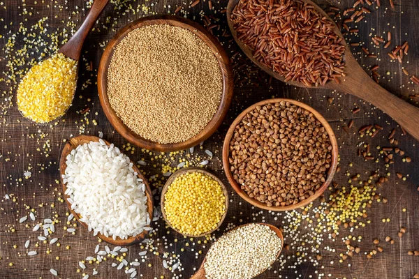 Witte Rode Rijst Boekweit Amaranth Zaden Maïsgort Quinoa Gierst Kommen — Stockfoto