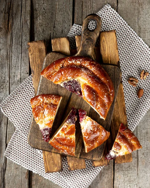 Brötchen Mit Marmelade Auf Einem Holztisch Kuchen Mit Kirschmarmelade Und — Stockfoto