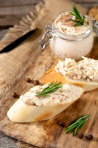 Paté Pollo Frasco Vidrio Mesa Cocina Madera Marrón Paté Filete — Foto de Stock