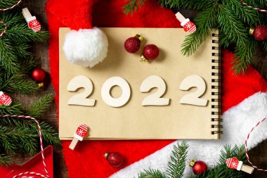 Mutlu yıllar 2022. 2022 sayısı bir deftere yazılmıştır. Üst görünüm