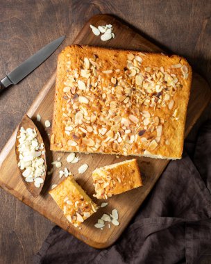 Bisküvi keki. Geleneksel Norveç turtası. Tarçınlı ve badem yapraklı kek. İskandinav hamur işleri