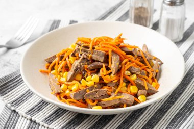 Hindi kalbi salatası, havuç ve mısır açık gri arka plan manzaralı bir tabakta. Sağlıklı beslenme