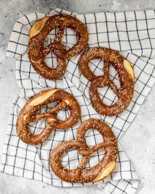 Alman krakeri. Açık gri mutfak masasında susamlı krakerler.