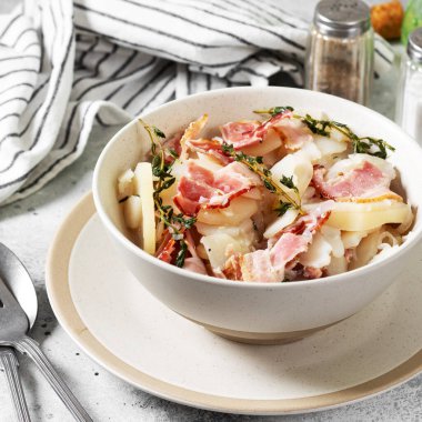 Baeckeoffe fırında patates ve pastırmadan yapılır. Geleneksel Fransız yemeği.