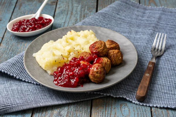 Albóndigas Suecas Con Puré Papas Mermelada Arándanos Plato Tradicional Escandinavo Fotos De Stock Sin Royalties Gratis