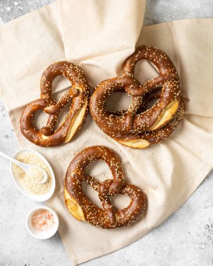 Açık gri mutfak masasında susam tohumlu Alman krakeri