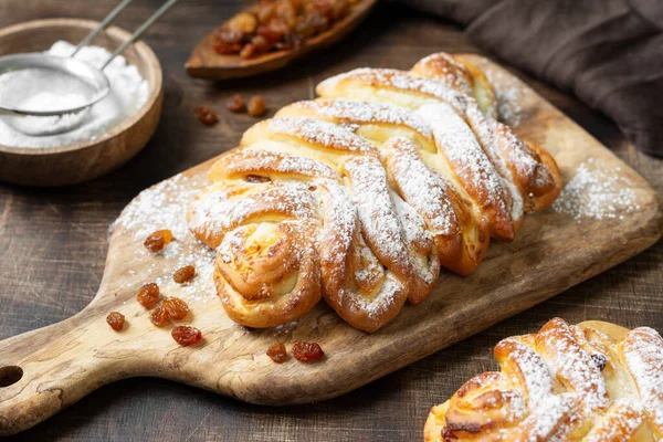 Süßes Brötchen Mit Quark Und Rosinen Auf Einem Servierbrett Auf — Stockfoto