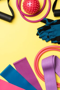 Genişleticiler ve elastik bantlar, sarı arka planda farklı derecelerde yükleme için. Spor etkinlikleri için ekipman