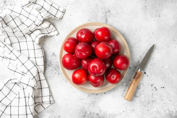 Ameixa Vermelha Chinesa Coreana Uma Placa Uma Mesa Cozinha Cinza — Fotografia de Stock