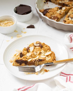 Beyaz mutfak arka planında, sütlü ve acı çikolatalı ev yapımı kurabiye turtası. Lezzetli tatlı hamur işleri