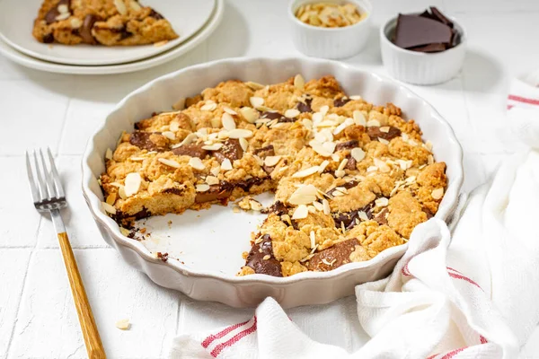 Zelfgebakken Shortbread Taart Met Melk Bittere Chocolade Een Bakvorm Een — Stockfoto