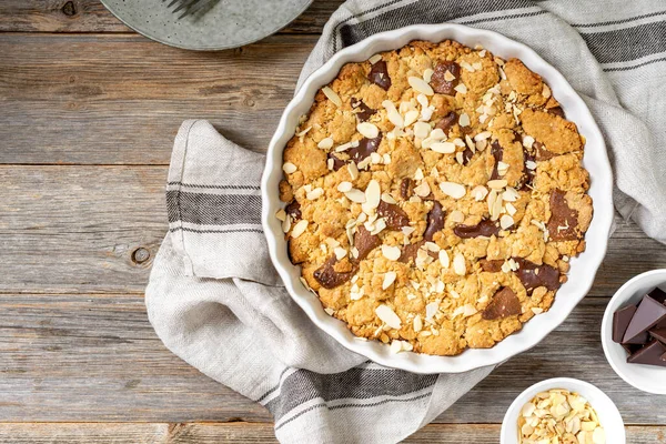 Zelfgebakken Shortbread Taart Met Melk Bittere Chocolade Een Ovenschaal Een — Stockfoto