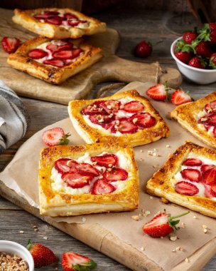 Peynirli krema ve çilekli puf böreği. Lezzetli ev yapımı tatlı hamur işleri