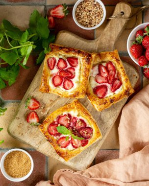 Peynirli krema ve çilekli puf böreği. Lezzetli ev yapımı tatlı hamur işleri