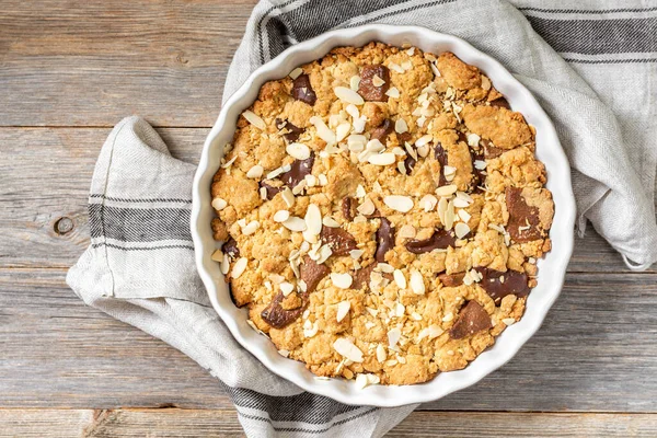 Ev yapımı, sütlü ve acı çikolatalı kurabiye. Gri ahşap mutfak arka plan manzaralı bir kabın içinde. Kopyalama uzayından. Lezzetli köylü tatlıları.