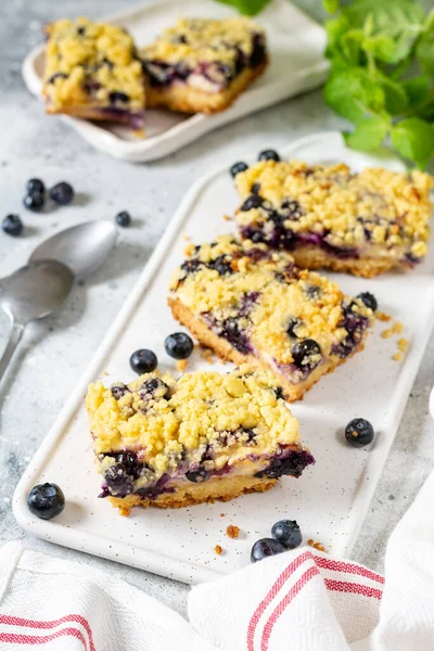 Shortbread Bar Koekjes Met Bosbessen Een Dienblad Een Lichtgrijze Houten — Stockfoto