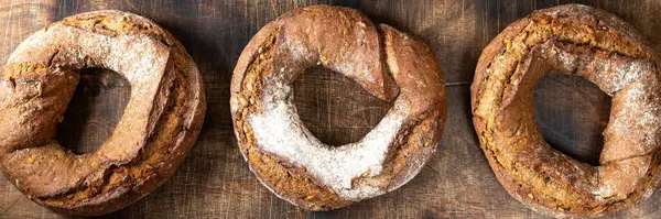 Žitné Moučné Housky Hnědém Dřevěném Pozadí Výborný Zdravý Domácí Chléb — Stock fotografie