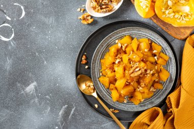 Geleneksel Türk yemeği, kabak tatlisi ve şekerli fırınlanmış kabak. Mutfak arka planında mavi bir tabakta. Kopyalama alanından enfes sağlıklı tatlı üst görünümü