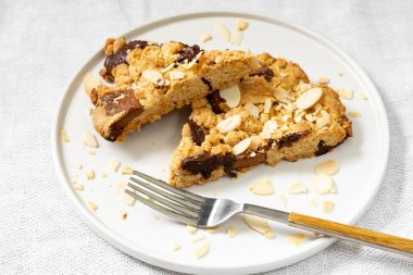 Beyaz mutfak arka planında, sütlü ve acı çikolatalı ev yapımı kurabiye turtası. Lezzetli tatlı hamur işleri