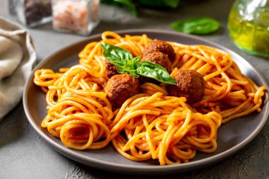 Domates soslu köfteli spagetti seramik tabakta yakın plan. Geleneksel İtalyan makarnası