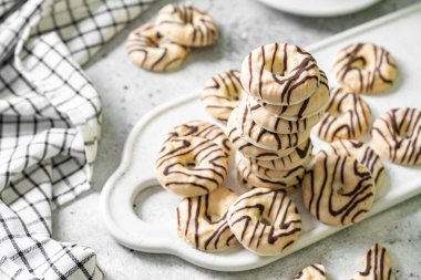 Beyaz-siyah çikolata kaplı kurabiyeler açık arkaplanda