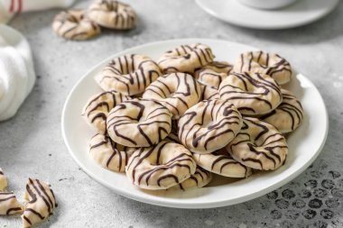 Beyaz-siyah çikolata kaplı kurabiyeler açık arkaplanda