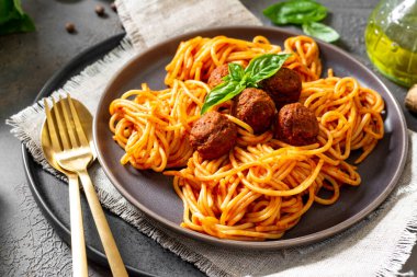 Domates soslu köfteli spagetti seramik tabakta yakın plan. Geleneksel İtalyan makarnası