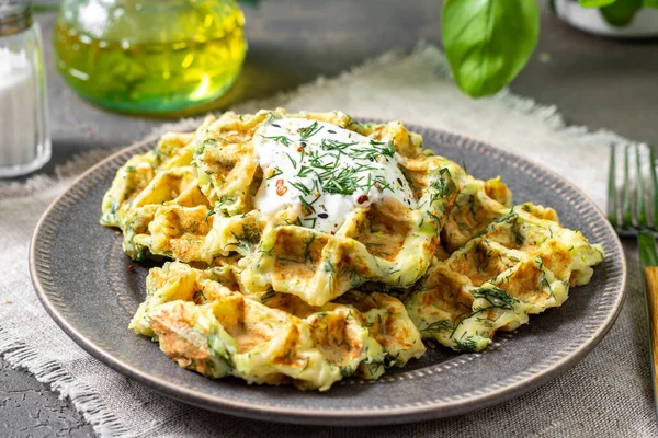 Zelfgemaakte Courgette Wafels Een Bord Een Culinaire Achtergrond Closeup — Stockfoto