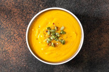 Kabak kremalı çorba. Tohumları koyu arkaplanlı. Geleneksel sonbahar vejetaryen yemeği.