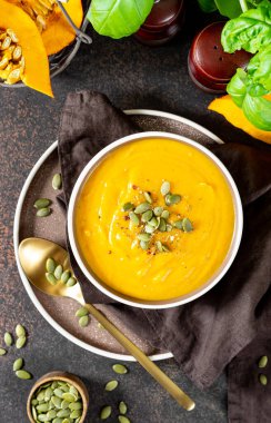 Kabak kremalı çorba. Tohumları koyu arkaplanlı. Geleneksel sonbahar vejetaryen yemeği.