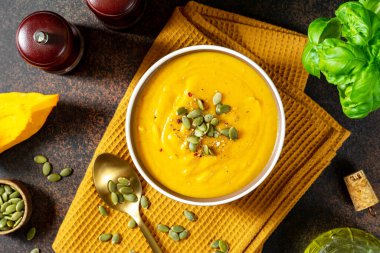 Kabak kremalı çorba. Tohumları koyu arkaplanlı. Geleneksel sonbahar vejetaryen yemeği.