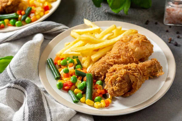 Gefrituurde Krokante Kippenpoten Broodkruimels Met Frietjes Groenten Een Bord Een — Stockfoto