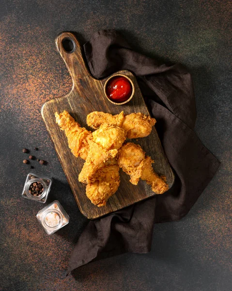 Fried Crispy Chicken Legs Breadcrumbs Wooden Serving Board Dark Background — Stock Photo, Image