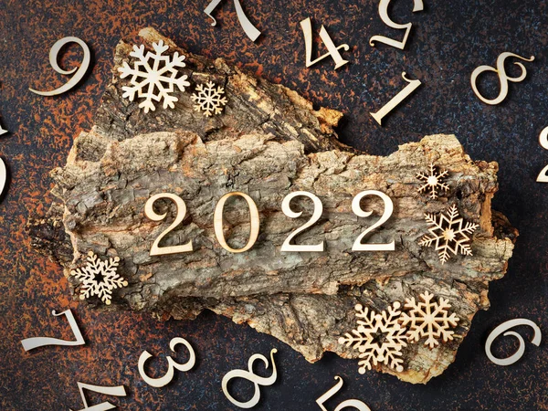 新的一年2022 木制圣诞或新年装饰在木制棕色背景 Eco装饰 — 图库照片