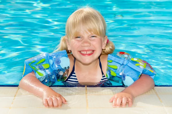 Menina sorridente bonito na piscina — Fotografia de Stock