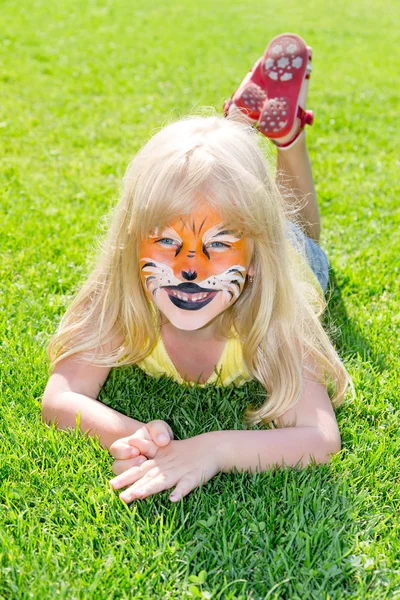 Menina com rosto pintado como um tigre — Fotografia de Stock