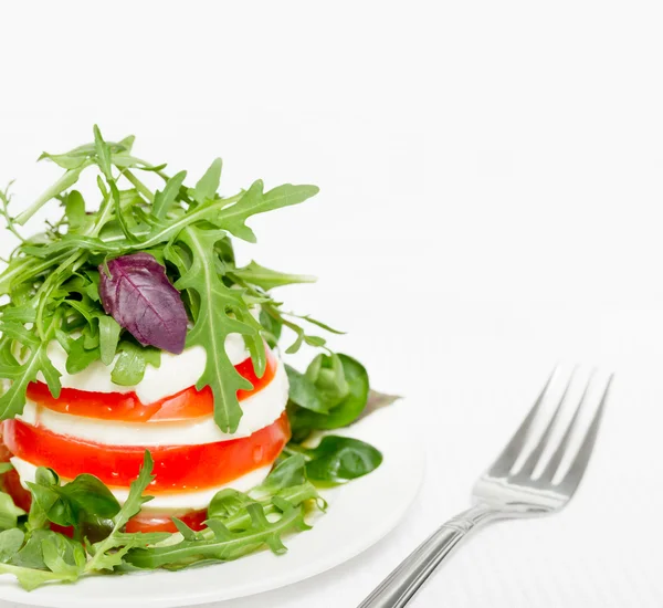 Salat Caprese isoliert auf weiß — Stockfoto